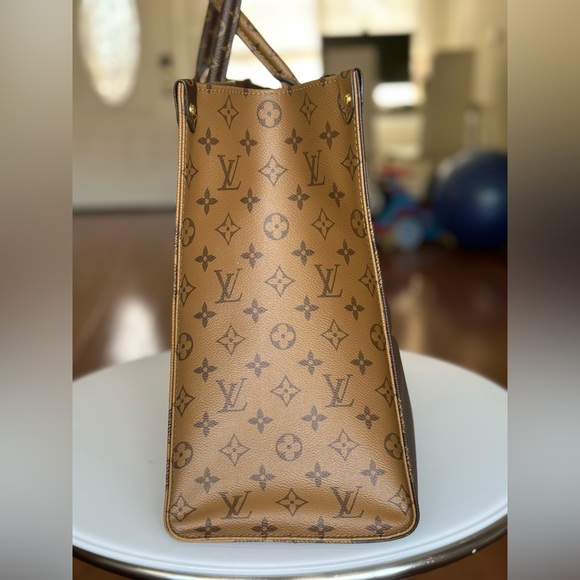 Authentic Louis Vuitton OnTheGo GM Purse - Picture 6 of 8